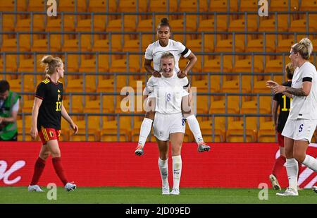 Die Engländerin Nikita Parris und die Engländerin Leah Williamson (Hauptfrau) feiern, nachdem sie am Donnerstag, den 16. Juni 2022, beim Freundschaftsspiel zwischen der belgischen Nationalmannschaft der Frauen, den Red Flames, und der englischen Nationalmannschaft der Frauen, Lionesses, in Wolverhampton, Großbritannien, einen Treffer erzielt haben. BELGA FOTO DAVID CATRY Stockfoto