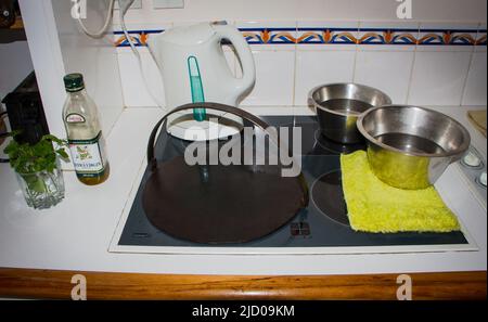 Ein Blick auf das Leben in Neuseeland. Traditionelle irische Soda-Brot-Farls, frisch gebacken auf einer traditionellen gusseisernen Grillplatte. Stockfoto