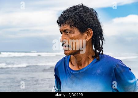 Profilporträt eines gebürtigen Mannes mit Schnurrbart und Blick auf das Meer. Stockfoto