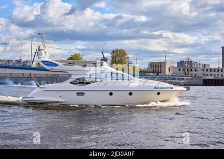 Luxuriöse private Motoryacht, die im Fluss segelt Stockfoto