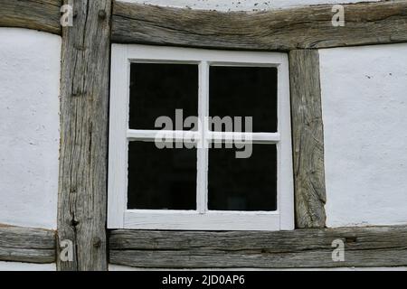 Freilichtmuseum Saint-Michel. Wallonien, Nassogne. Belgien, 23.10.2021. Weiß gestrichene Wand mit dem Fenster eines sehr alten Fachwerkhauses. Stockfoto