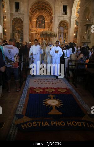 salvador, bahia, brasilien - 16. juni 2022: Katholiken feiern Fronleichnam-Feiertag mit einer Messe in der Basilica Cathedral im historischen Zentrum in der Stockfoto