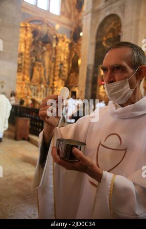 salvador, bahia, brasilien - 16. juni 2022: Katholiken feiern Fronleichnam-Feiertag mit einer Messe in der Basilica Cathedral im historischen Zentrum in der Stockfoto