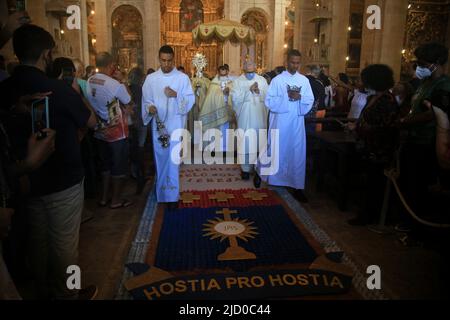 salvador, bahia, brasilien - 16. juni 2022: Katholiken feiern Fronleichnam-Feiertag mit einer Messe in der Basilica Cathedral im historischen Zentrum in der Stockfoto