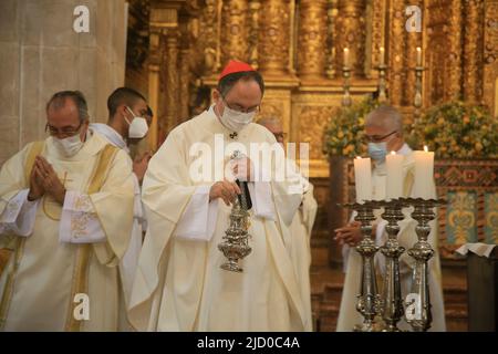 salvador, bahia, brasilien - 16. juni 2022: Katholiken feiern Fronleichnam-Feiertag mit einer Messe in der Basilica Cathedral im historischen Zentrum in der Stockfoto