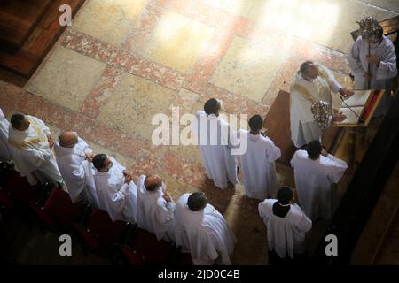 salvador, bahia, brasilien - 16. juni 2022: Katholiken feiern Fronleichnam-Feiertag mit einer Messe in der Basilica Cathedral im historischen Zentrum in der Stockfoto