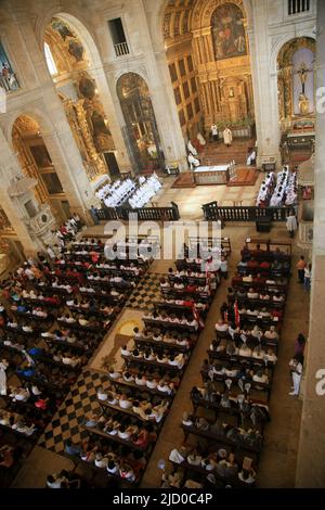 salvador, bahia, brasilien - 16. juni 2022: Katholiken feiern Fronleichnam-Feiertag mit einer Messe in der Basilica Cathedral im historischen Zentrum in der Stockfoto