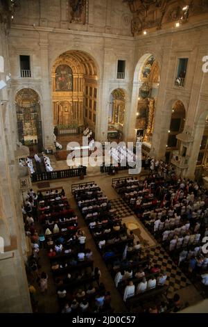 salvador, bahia, brasilien - 16. juni 2022: Katholiken feiern Fronleichnam-Feiertag mit einer Messe in der Basilica Cathedral im historischen Zentrum in der Stockfoto