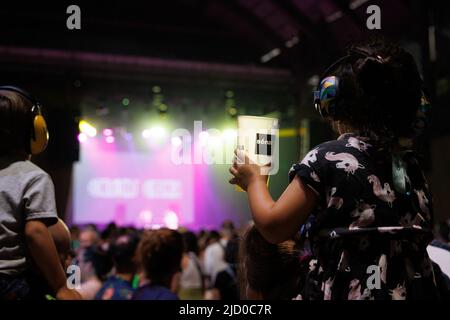 Barcelona, Spanien. 16.. Juni 2022. Das Publikum genießt es beim Sonar Festival 2022 in Barcelona, Spanien. Quelle: Christian Bertrand/Alamy Live News Stockfoto