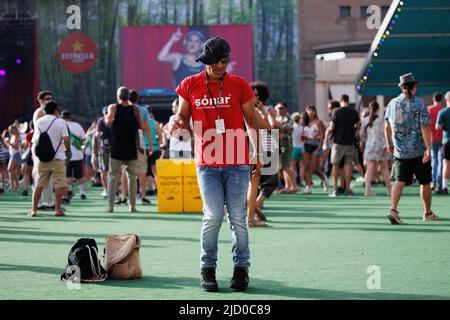 Barcelona, Spanien. 16.. Juni 2022. Das Publikum genießt es beim Sonar Festival 2022 in Barcelona, Spanien. Quelle: Christian Bertrand/Alamy Live News Stockfoto