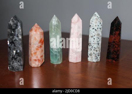 Kristalltürme werden auch Kristallspitze oder Edelsteintürme auf einem Holztisch genannt. Mineralien für Crystal Magic Ritual, Witchcraft, Relax, Harmony Life Balan Stockfoto