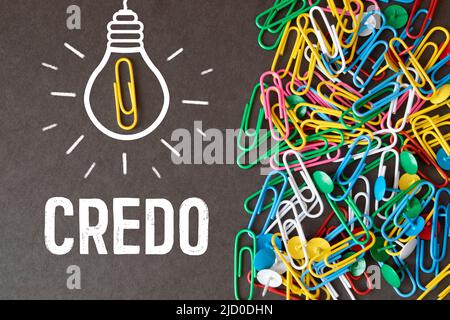 Word-Credo auf Makro für weißes Papier gedruckt. Stockfoto