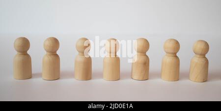 Menschen stehen im Briefing und bei Bestellungen warten. Hölzerne Figuren von Menschen warten in der Schlange. Konzept der Business, Armee, Sport Team. Menschen Stockfoto