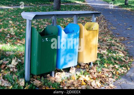 Unterschiedlich Farbige Behälter Für Die Sammlung Von Recyclingmaterial. Stockfoto