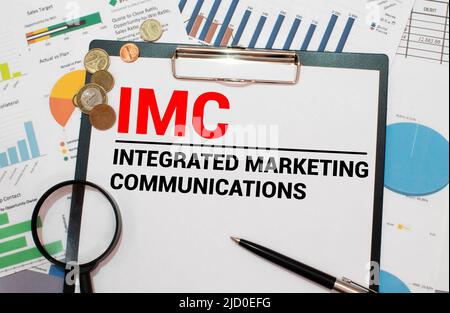 Notizblock mit Schild Integrierte Marketingkommunikation IMC. Stockfoto
