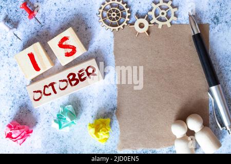 Oktober 18.. Hallo Oktober, Cube Holzkalender mit Datum am 18. Oktober, Holzkalender mit Datum auf dem Tisch. Stockfoto