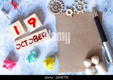 Oktober 19.. Hallo Oktober, Cube Holzkalender mit Datum am 19. Oktober, Holzkalender mit Datum auf schwarzem Hintergrund. Platz zum Kopieren Stockfoto