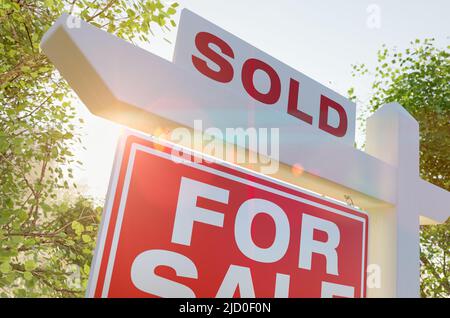 Verkauft zum Verkauf Immobilien Zeichen vor dem Grundstück. Stockfoto
