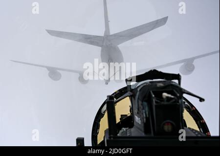 Ein F-15D Adler der US-Luftwaffe, der dem Kampfgeschwader 44., Kadena Air Base, Japan, zugewiesen wurde, nähert sich einem KC-135 Stratotanker, der dem 912. Air Betanking Squadron, March Air Reserve Base, Kalifornien, zur Luftbetankung zugewiesen wurde, 9. Juni 2022. Der Luftwaffenstützpunkt Kadena führt Operationen zur Unterstützung der Verteidigung Japans sowie der US-Bemühungen zur Erhaltung eines freien und offenen Indo-Pazifik-Raums durch. (USA Air Force Foto von Tech. Sgt. Corban Lundborg) Stockfoto