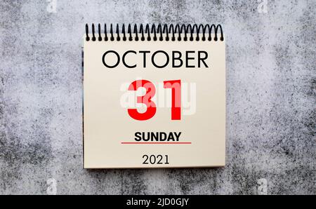 Frau Finger mit Stift Schreiben Erinnerung Reformation Tag im Kalender. Oktober 31. Stockfoto