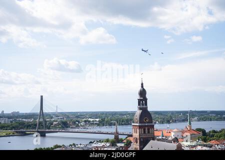 Zwei Flugzeuge der US Air Force F-35A Lightning II, die dem 134.-Jagdgeschwader, dem 158.-Jagdflügel, der Vermont Air National Guard, Und ein Flugzeug der Marke KC-135 Stratotanker, das dem 92. Air Betanking Wing zugeordnet ist und derzeit vom Luftwaffenstützpunkt Spangdahlem aus in Deutschland aus operiert, führt am 16. Juni 2022 einen Low-Approach-Überflug über Riga, Lettland, durch. Die beiden Kampfflugzeuge fliegen über die Ostseeregion, um das Engagement der USA für die baltischen NATO-Alliierten und ihre Partner unter Beweis zu stellen. (USA Foto der Air National Guard von Tech. Sgt. Richard Mekkri) Stockfoto