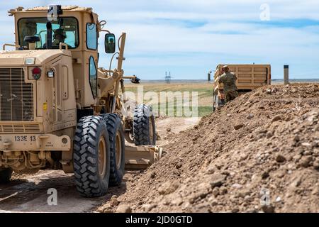 Die 133. Engineer Company nähert sich dem Ende ihrer innovativen Readiness-Ausbildung im Laramie County Shooting Sports Complex in Cheyenne, Wyo, 10. Juni 2022. Das Projekt beinhaltete die Erweiterung der bestehenden Bahnen im Komplex um eine 300-Yard-Schießbahn. Das IRT-Projekt trägt dazu bei, das Unternehmen zu Schulen und fit zu halten, und bietet gleichzeitig einen Service für die Gemeinschaft. (USA Foto der Armee-Nationalgarde von Sgt. Kristina Kranz) Stockfoto