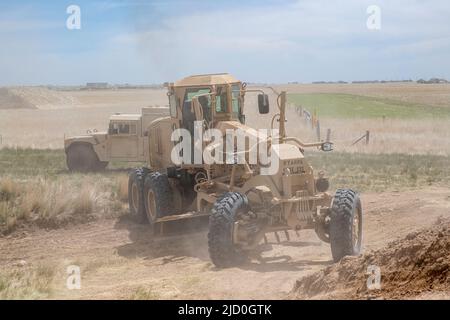 Die 133. Engineer Company nähert sich dem Ende ihrer innovativen Readiness-Ausbildung im Laramie County Shooting Sports Complex in Cheyenne, Wyo, 10. Juni 2022. Das Projekt beinhaltete die Erweiterung der bestehenden Bahnen im Komplex um eine 300-Yard-Schießbahn. Das IRT-Projekt trägt dazu bei, das Unternehmen zu Schulen und fit zu halten, und bietet gleichzeitig einen Service für die Gemeinschaft. (USA Foto der Armee-Nationalgarde von Sgt. Kristina Kranz) Stockfoto