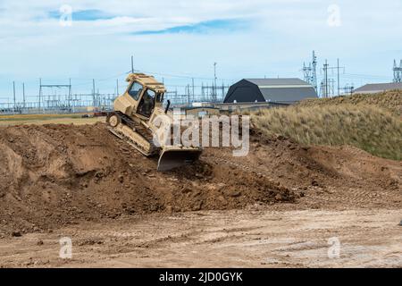 Die 133. Engineer Company nähert sich dem Ende ihrer innovativen Readiness-Ausbildung im Laramie County Shooting Sports Complex in Cheyenne, Wyo, 10. Juni 2022. Das Projekt beinhaltete die Erweiterung der bestehenden Bahnen im Komplex um eine 300-Yard-Schießbahn. Das IRT-Projekt trägt dazu bei, das Unternehmen zu Schulen und fit zu halten, und bietet gleichzeitig einen Service für die Gemeinschaft. (USA Foto der Armee-Nationalgarde von Sgt. Kristina Kranz) Stockfoto