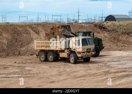 Die 133. Engineer Company nähert sich dem Ende ihrer innovativen Readiness-Ausbildung im Laramie County Shooting Sports Complex in Cheyenne, Wyo, 10. Juni 2022. Das Projekt beinhaltete die Erweiterung der bestehenden Bahnen im Komplex um eine 300-Yard-Schießbahn. Das IRT-Projekt trägt dazu bei, das Unternehmen zu Schulen und fit zu halten, und bietet gleichzeitig einen Service für die Gemeinschaft. (USA Foto der Armee-Nationalgarde von Sgt. Kristina Kranz) Stockfoto