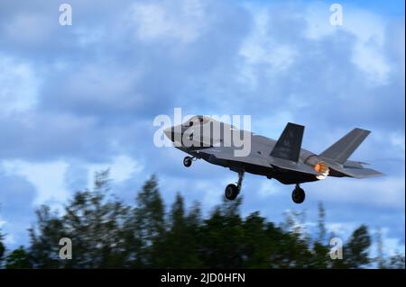 Ein US-amerikanischer F-35A Lightning II, der der Expeditionary Fighter Squadron von 356. zugewiesen wurde, 354. Air Expeditionary Wing hebt vom internationalen Flughafen Palau ab, um Valiant Shield 22 zu unterstützen, 12. Juni 2022. VS22 ist die neunte Auflage der 2006 begonnenen Serie. Es handelt sich um eine Übung vor Ort, die darauf abzielt, die Gemeinsame Truppe auf eine rasche Reaktion auf Krisen und Notlagen im gesamten Spektrum der Einsätze von humanitärer Hilfe über Katastrophenhilfe bis hin zu bewaffneten Konflikten vorzubereiten. (USA Luftwaffe Foto von Senior Airman Jose Miguel T. Tamondong) Stockfoto