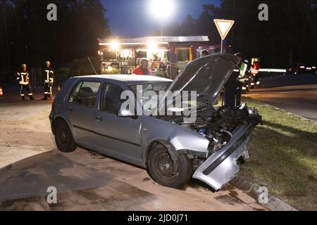 Pfofeld, Deutschland. 16.. Juni 2022. Ein zerstörtes Auto steht nach einem Unfall an einem Verkehrskreis. Bei einem schweren Unfall in Pfofeld (Kreis Weissenburg-Gunzenhausen) wurde eine Autofahrerin schwer verletzt. Ein Polizeisprecher sagte, dass die 60-jährige Frau am Donnerstagabend aus noch nicht klaren Gründen einen Kreisverkehr nicht bemerkt und ohne Bremsen darüber gefahren habe. Das Auto wurde geworfen und die Frau schwer verletzt. Weitere Einzelheiten zum Unfall gab der Sprecher nicht bekannt. Kredit: Goppelt/vifogra/dpa/Alamy Live Nachrichten Stockfoto