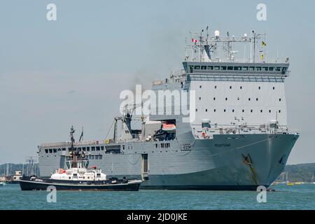 Die Royal Fleet Auxiliary Landing Ship Dock (LSD(A) RFA Mounts Bay (L3008) macht einen seltenen Besuch in Portsmouth, Großbritannien am 14.. Juni 2022. Stockfoto