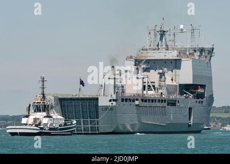 Die Royal Fleet Auxiliary Landing Ship Dock (LSD(A) RFA Mounts Bay (L3008) macht einen seltenen Besuch in Portsmouth, Großbritannien am 14.. Juni 2022. Stockfoto