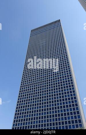 Aus menschlicher Sicht einen Blick auf den Wolkenkratzer werfen Stockfoto