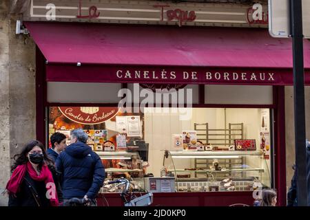 Bild von einem Geschäft, einer Bäckerei, Verkauf Caneles Bordeaux, im Stadtzentrum von Bordeaux, Frankreich. Ein canelé ist ein kleines französisches Gebäck, das mit Rum und aromatisiert wird Stockfoto