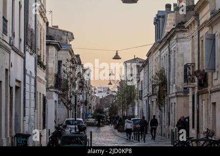 Bild einer typischen Straße von Bordeaux, Frankreich, mit Fassaden von Gebäuden im Stadtzentrum der Stadt, während eines Immobilienbetriebs. Stockfoto
