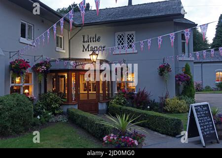 Abenddämmerung im Little Manor Pub, Bell Lane, Thelwall, Warrington, Cheshire, ENGLAND, GROSSBRITANNIEN, WA4 2SX Stockfoto