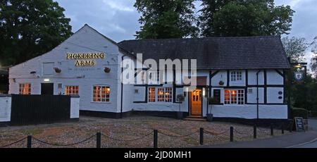 The Pickering Arms 17. c Pub at Dusk, Bell Lane, Thelwall Village, Warrington, Cheshire, ENGLAND, GROSSBRITANNIEN, WA4 2SU Stockfoto