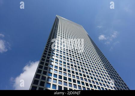 Aus menschlicher Sicht einen Blick auf den Wolkenkratzer werfen Stockfoto