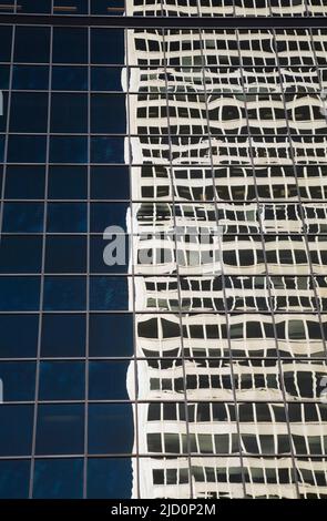 Place Ville-Marie spiegelt sich im Glasgebäude, Montreal, Quebec, Kanada. Stockfoto