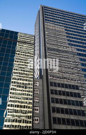 Place Ville-Marie spiegelt sich im Glasgebäude, Montreal, Quebec, Kanada. Stockfoto