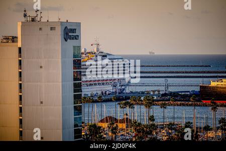 LONG BEACH, KALIFORNIEN - 21. April 2022: Long Beach ist bekannt für seine Attraktionen am Wasser, darunter die Queen Mary. Es werden mehrere Sportarten angeboten Stockfoto