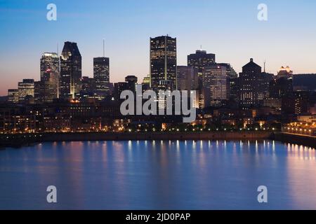 Skyline von Montreal und Alter Hafen in der Abenddämmerung, von Cite du Havre aus gesehen, Montreal, Quebec, Kanada. Stockfoto