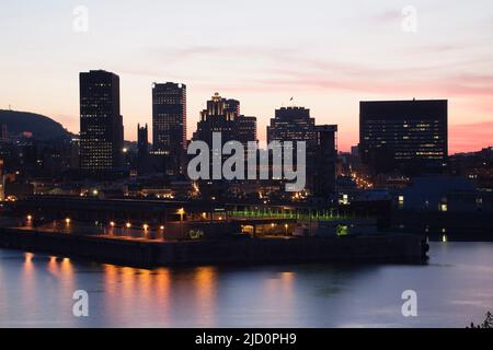 Skyline von Montreal und Alter Hafen in der Abenddämmerung, von Cite du Havre aus gesehen, Montreal, Quebec, Kanada. Stockfoto