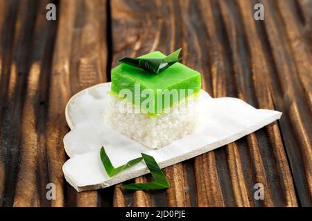 Seri Muka Kuih auch als Pandan Custard Cake oder Talam Ketan Pandan bekannt. Indonesische und malaysische Popular Kueh Stockfoto