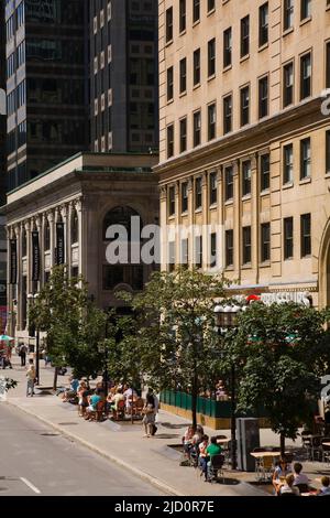 Touristen und Einheimische genießen im Sommer die Bistros auf der McGill College Avenue in Montreal, Quebec, Kanada. Stockfoto
