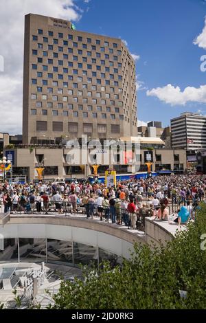 Touristenmassen und Montrealer, die im Sommer an den Aktivitäten des Montreal International Jazz Festivals im Freien teilnehmen, Montreal, Quebec, Kanada. Stockfoto