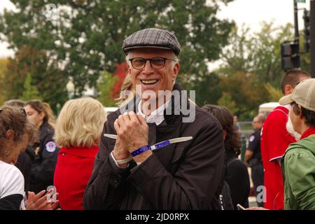 Schauspieler Ted Danson steht am 25. Oktober 2019 bei einer Feuerübung am Freitag gegen den Klimawandel in der Nähe des US-Kapitols unter Arrest. Stockfoto