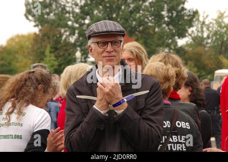 Schauspieler Ted Danson steht am 25. Oktober 2019 bei einer Feuerübung am Freitag gegen den Klimawandel in der Nähe des US-Kapitols unter Arrest. Stockfoto