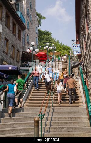 Touristen auf der Escalier Casse-Cou oder halsbrecherische Treppen in Englisch, Unterstadt, Altstadt von Quebec, Quebec, Kanada. Stockfoto